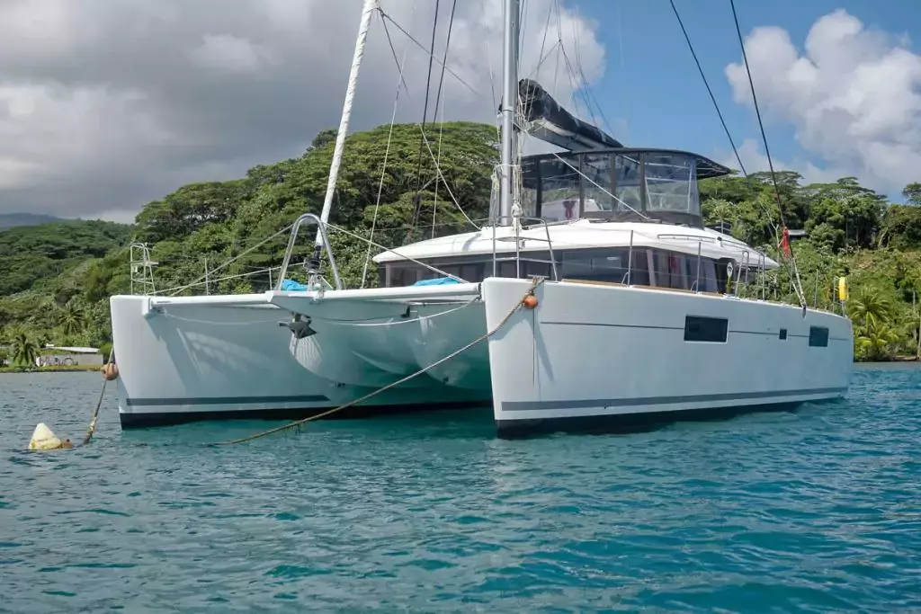 Diva by Lagoon - Top rates for a Charter of a private Sailing Catamaran in French Polynesia