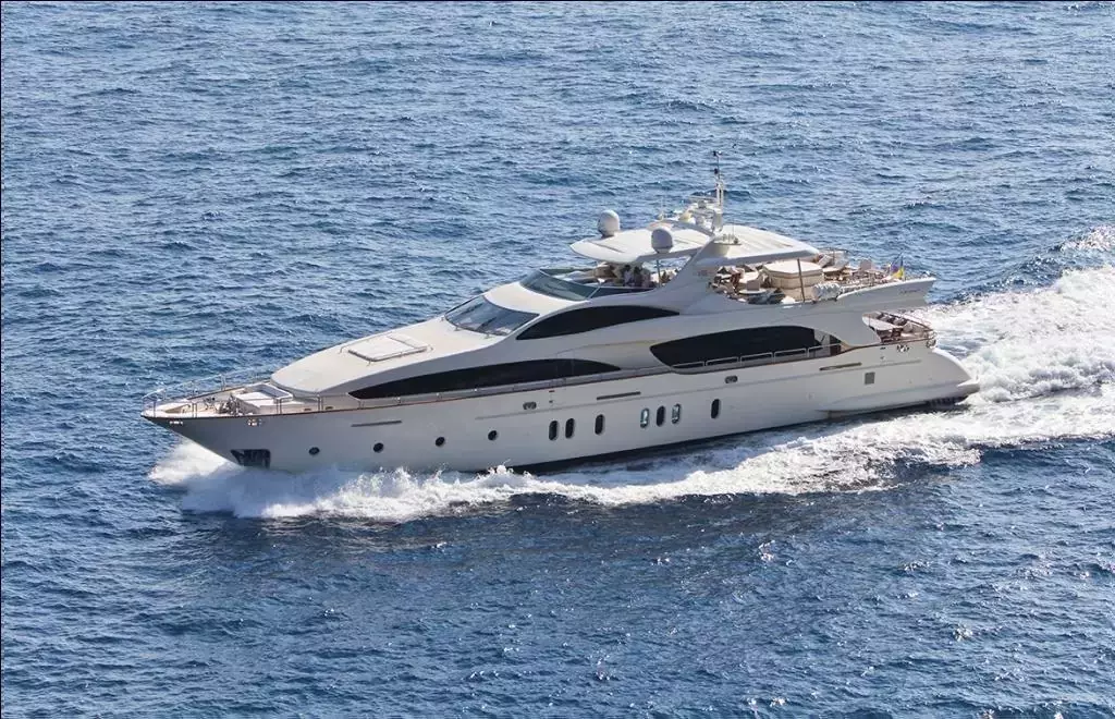 Grande I by Azimut - Special Offer for a private Motor Yacht Charter in Fort-de-France with a crew