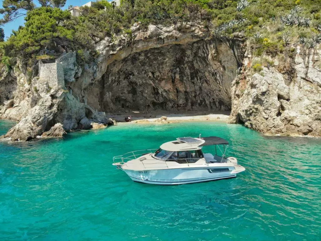 Merry Fisher by Jeanneau - Special Offer for a private Power Boat Rental in Hvar with a crew