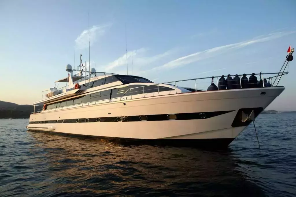 Queen South by Versilcraft - Special Offer for a private Motor Yacht Charter in Cap DAil with a crew