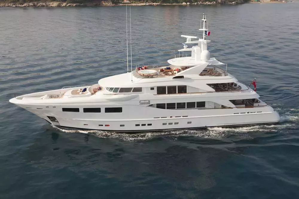 Revelry by Hakvoort - Top rates for a Charter of a private Superyacht in Guadeloupe
