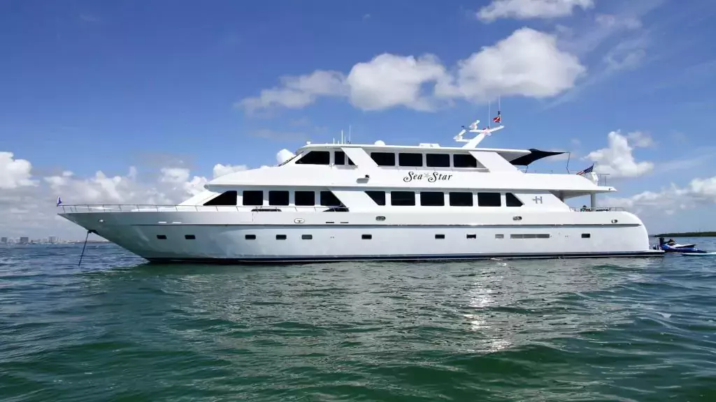 Sea Star by Hargrave - Special Offer for a private Motor Yacht Charter in Canouan with a crew