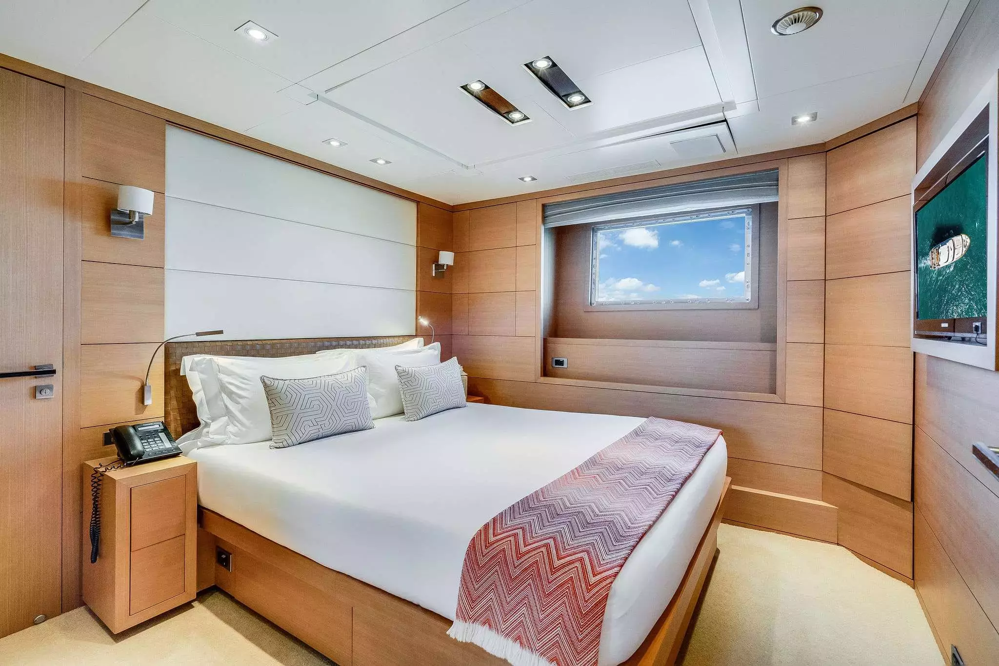 Lady H by Benetti - Special Offer for a private Motor Yacht Charter in Tortola with a crew