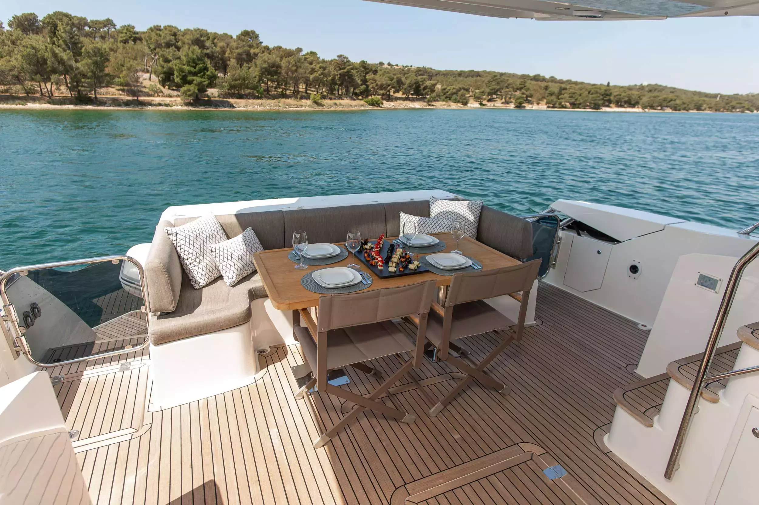 Le Chiffre by Galeon - Top rates for a Charter of a private Motor Yacht in Croatia