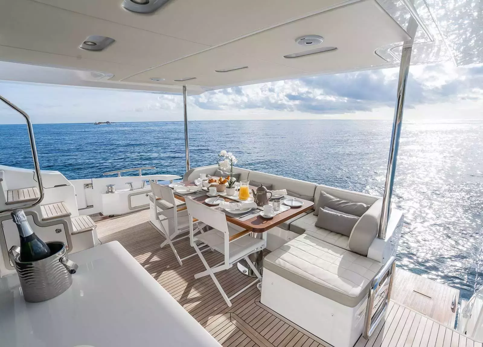 Mineira by Azimut - Special Offer for a private Motor Yacht Charter in Tribunj with a crew