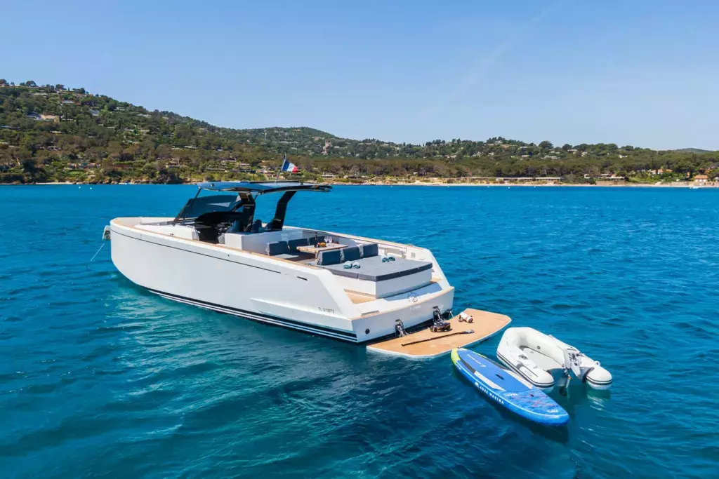 King Mouss by Pardo - Special Offer for a private Motor Yacht Charter in Cap DAil with a crew
