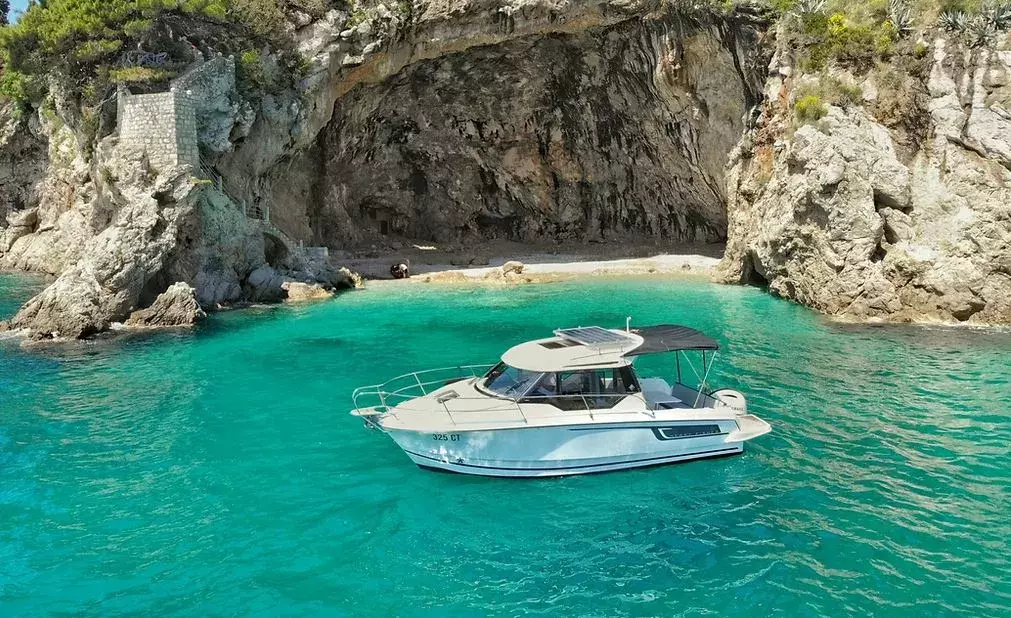 MF 795 by Jeanneau - Special Offer for a private Power Boat Rental in Dubrovnik with a crew