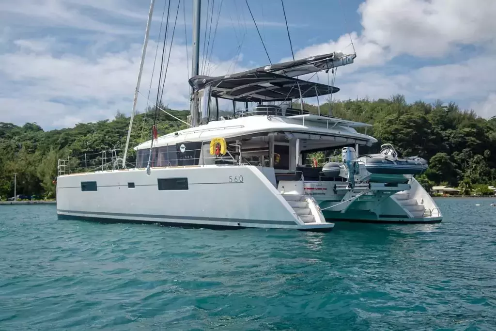 Diva by Lagoon - Top rates for a Charter of a private Sailing Catamaran in French Polynesia