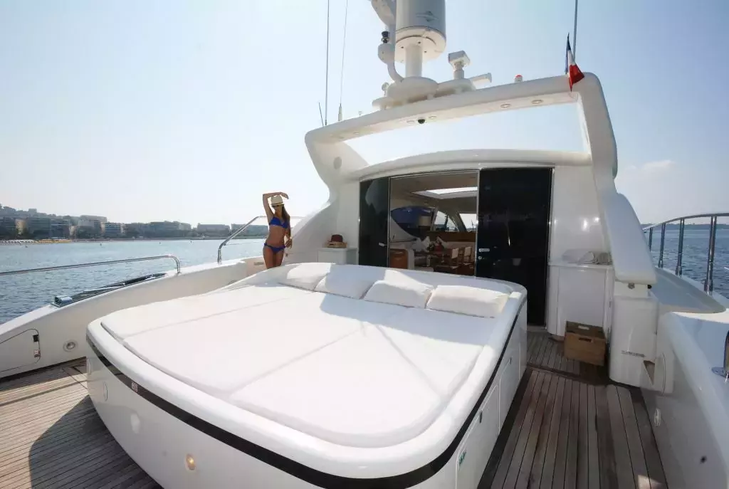 Lady Splash by Leopard - Special Offer for a private Motor Yacht Charter in Naples with a crew