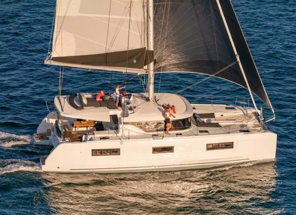 Polynesian by Lagoon - Top rates for a Charter of a private Sailing Catamaran in French Polynesia