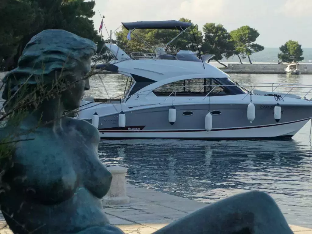 Setemana by Beneteau - Special Offer for a private Power Boat Rental in Pula with a crew