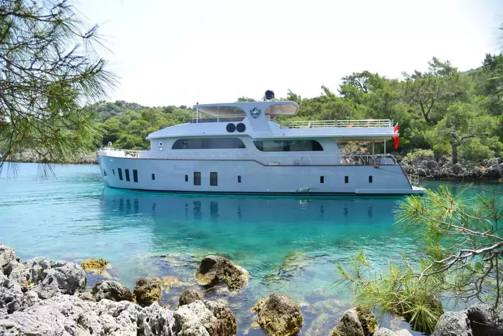 Simay F by Es Yachts - Special Offer for a private Motor Yacht Charter in Corfu with a crew