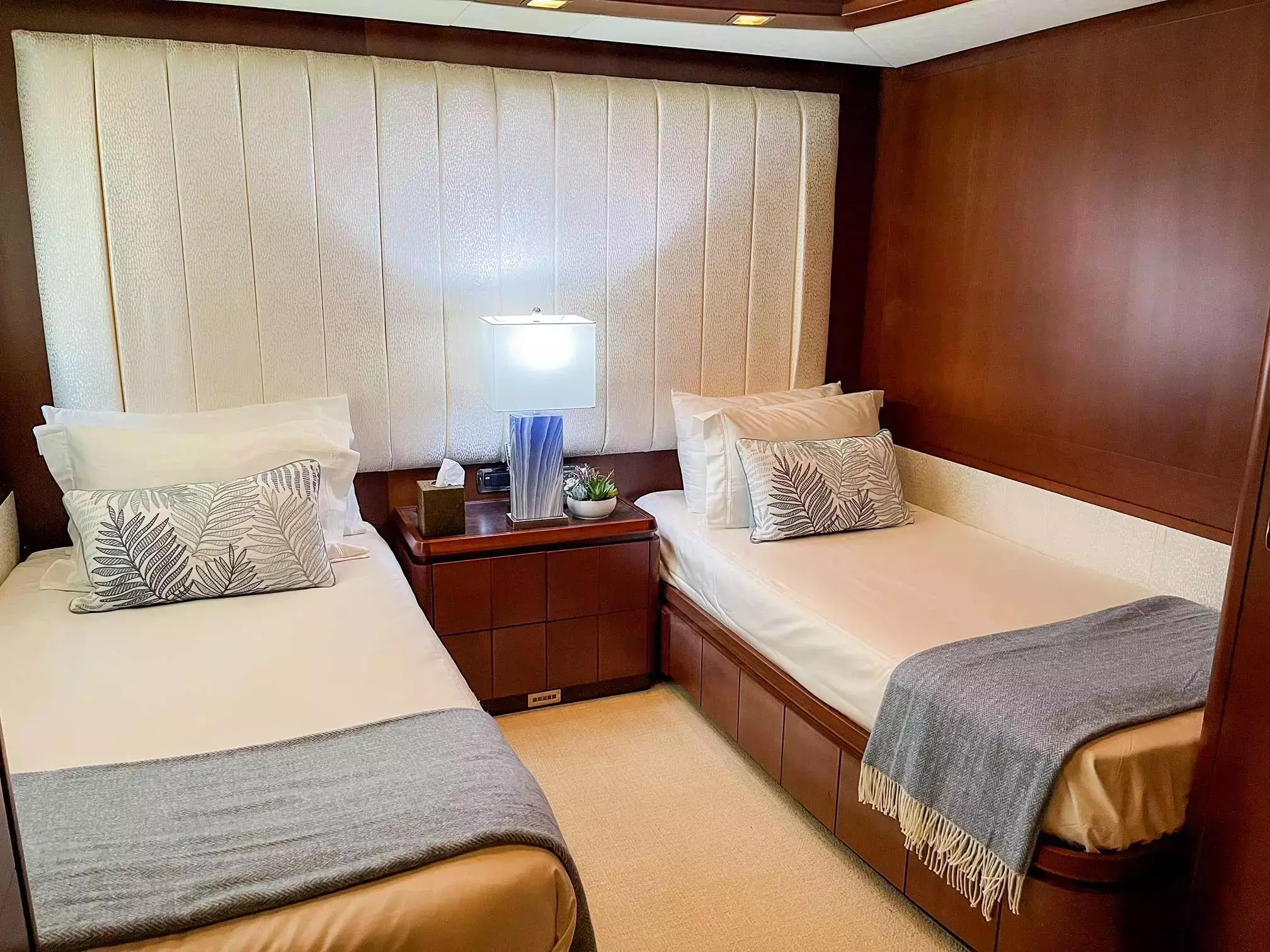 Vivere by Azimut - Special Offer for a private Motor Yacht Charter in Tortola with a crew