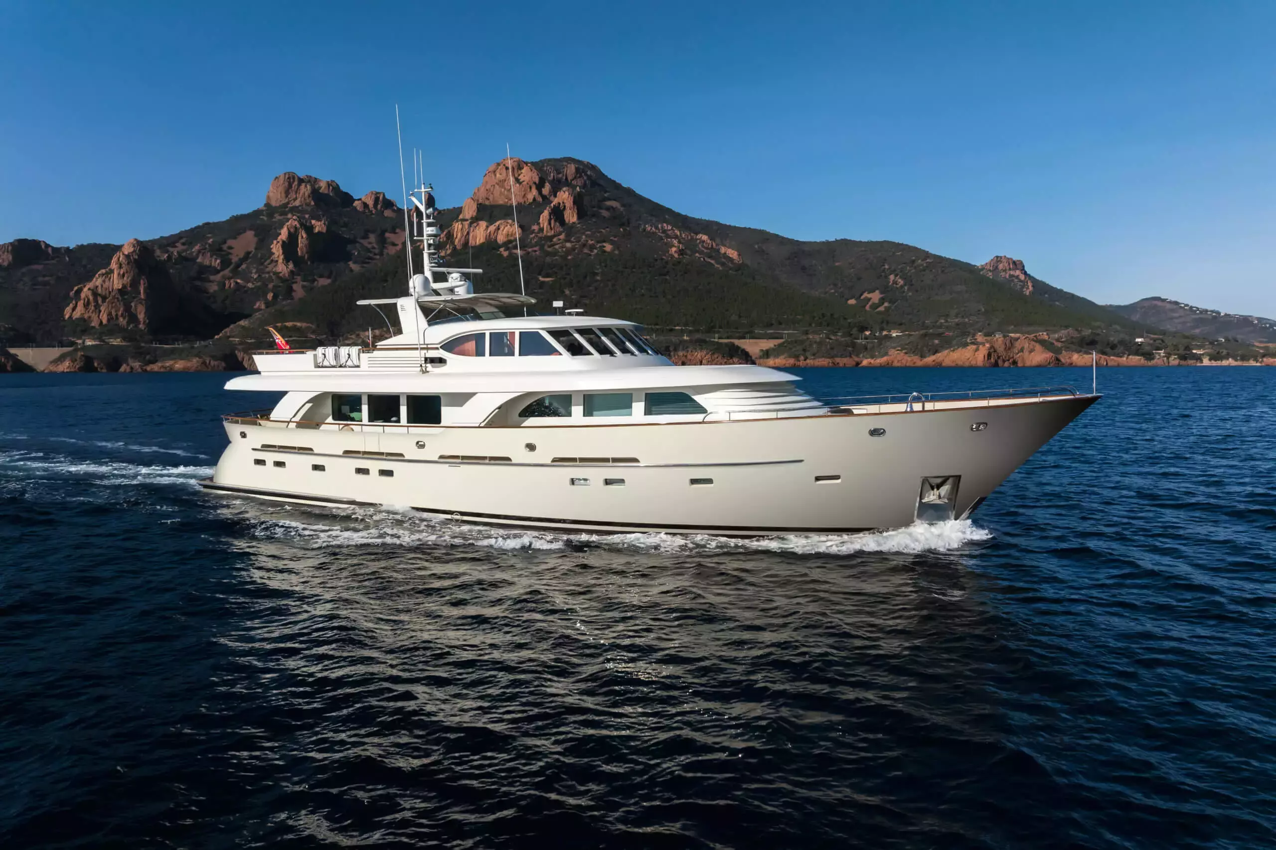 Orizzonte by Custom Made – Private Motor Yacht Charter in Cannes – Special Offer at Boatcrowd