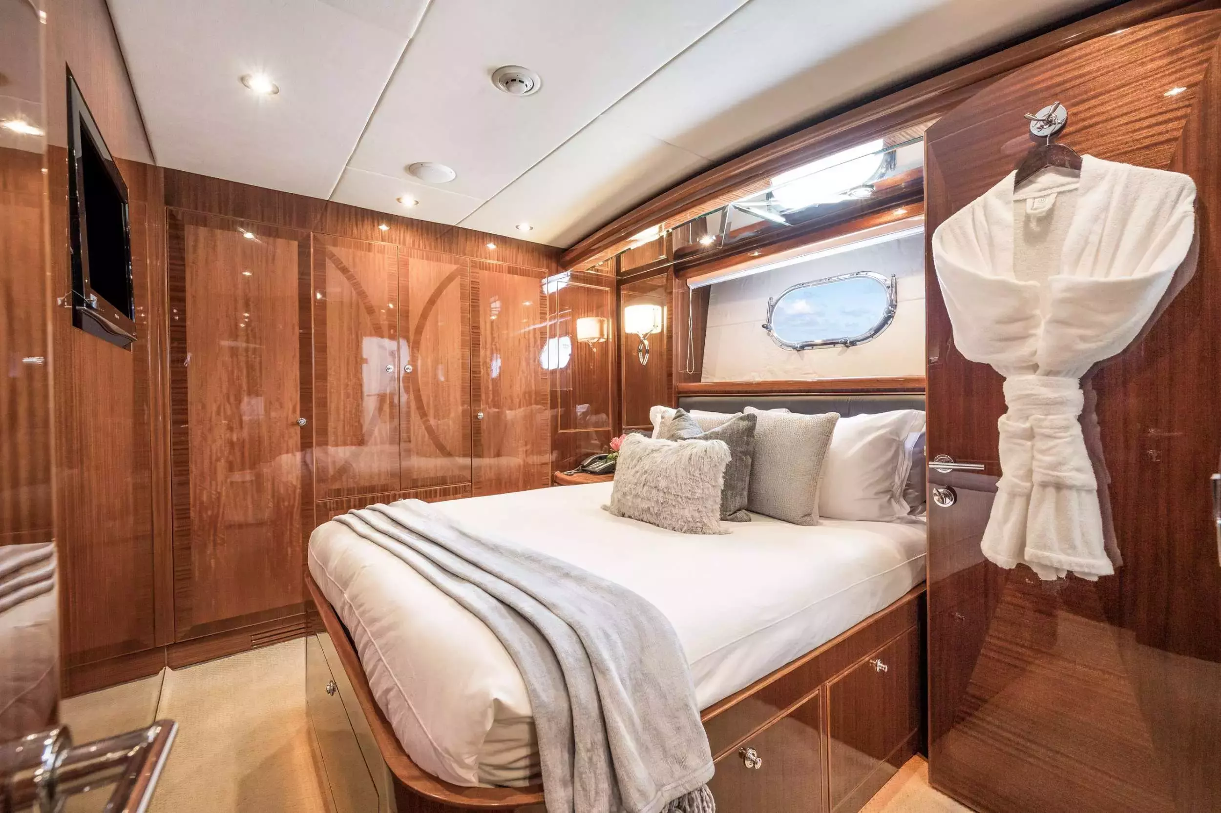 Limitless I by Hargrave - Special Offer for a private Motor Yacht Charter in Freeport with a crew