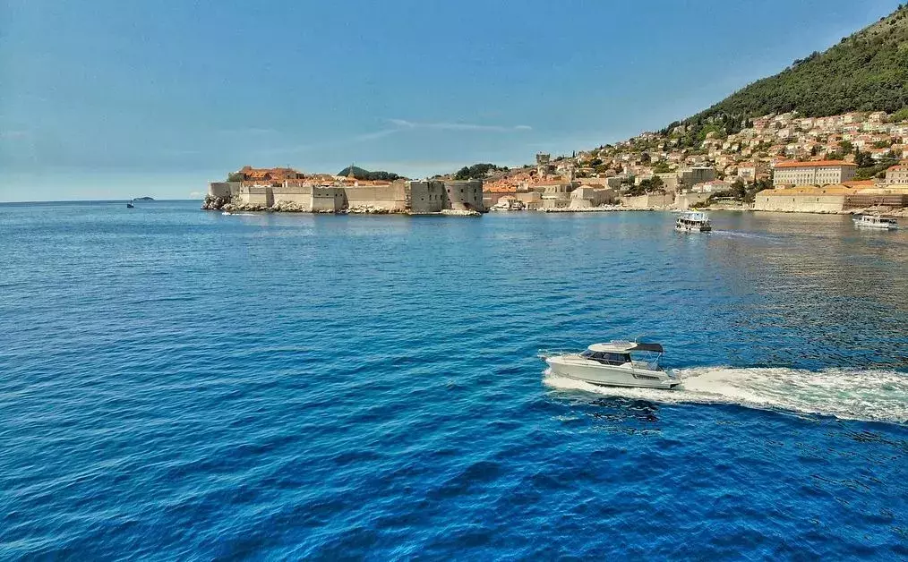 MF 795 by Jeanneau - Special Offer for a private Power Boat Rental in Hvar with a crew