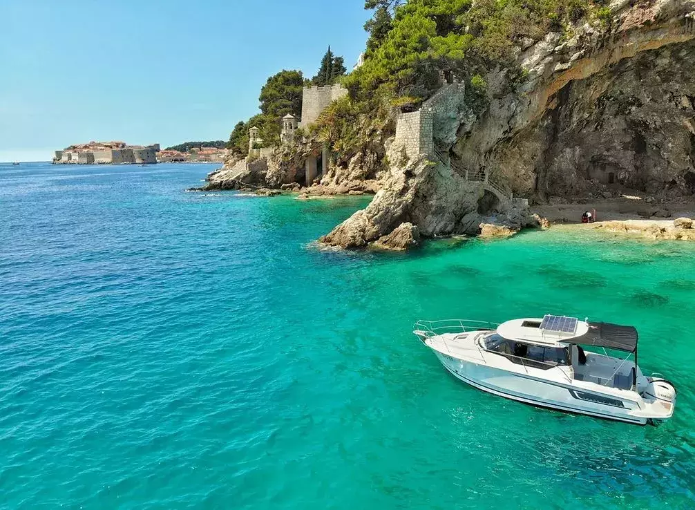 MF 795 by Jeanneau - Special Offer for a private Power Boat Rental in Sibenik with a crew