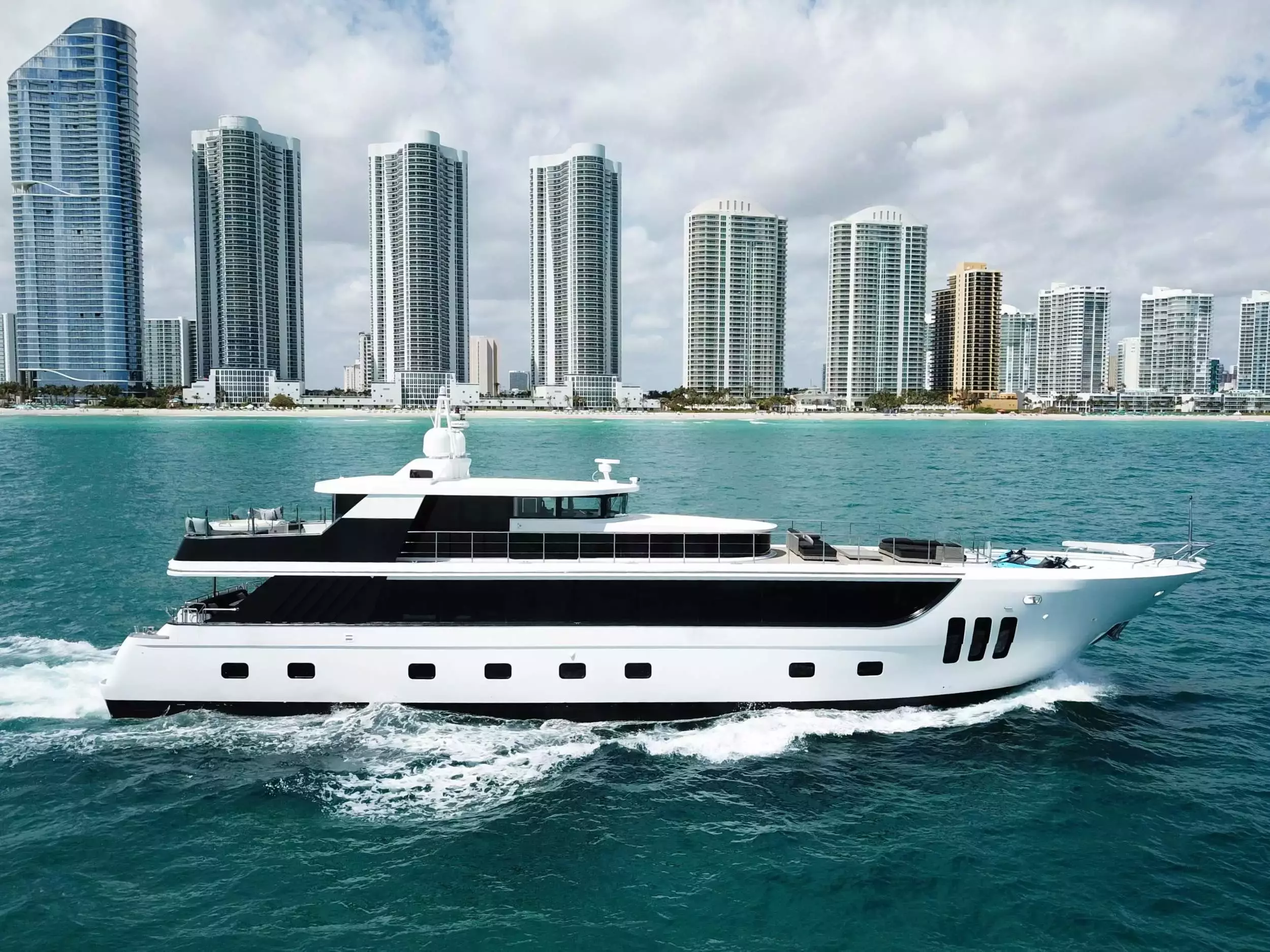 Privilege by Custom Line - Special Offer for a private Superyacht Charter in Nassau with a crew