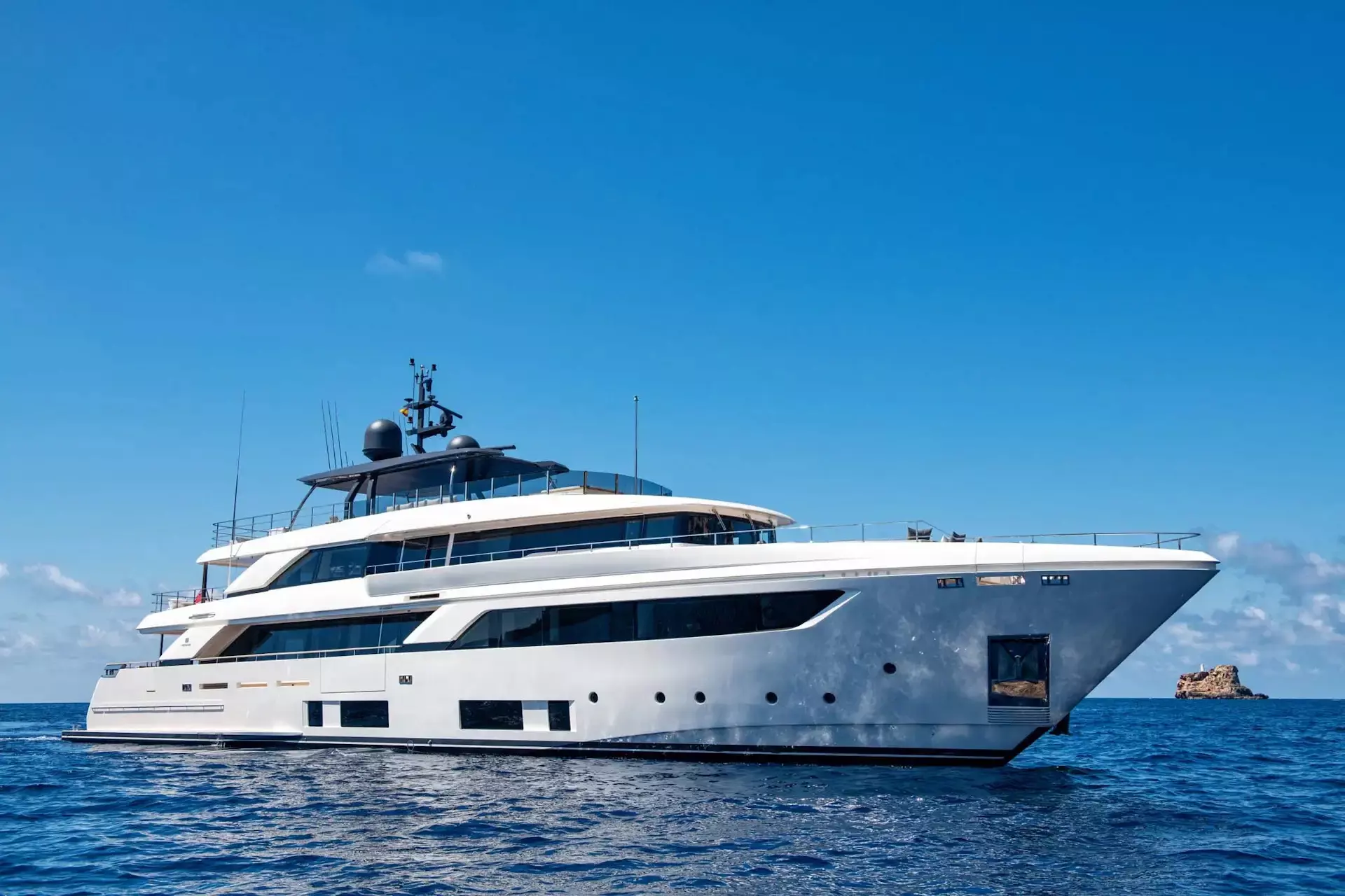 Paloma by Custom Line - Top rates for a Rental of a private Superyacht in Italy