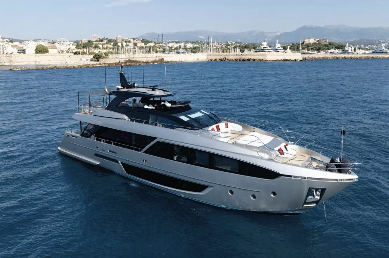 Bella Donna by Riva - Special Offer for a private Superyacht Charter in Capri with a crew
