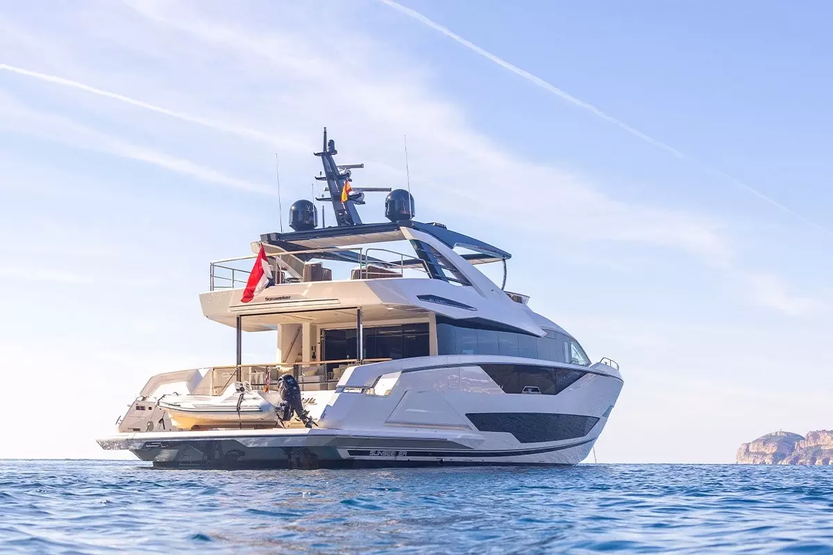 1Lorena by Sunseeker – Private Motor Yacht Charter in Abacos – Special Offer at Boatcrowd