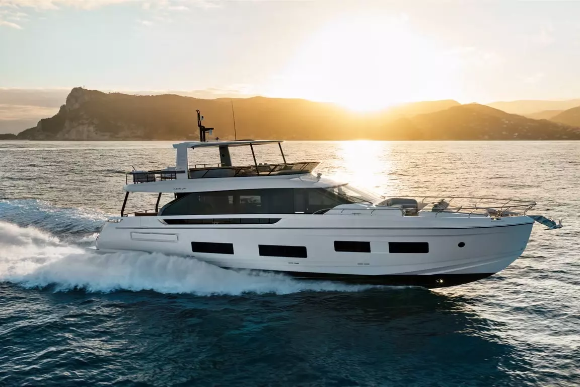 Explora by Azimut - Private Motor Yacht Charter in Italy – Special Offer at Boatcrowd