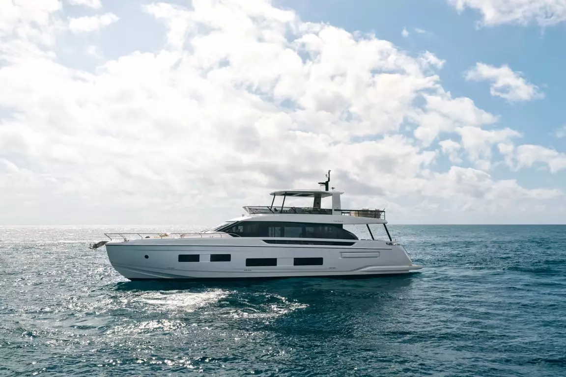 Explora by Azimut - Private Motor Yacht Charter in Italy – Special Offer at Boatcrowd