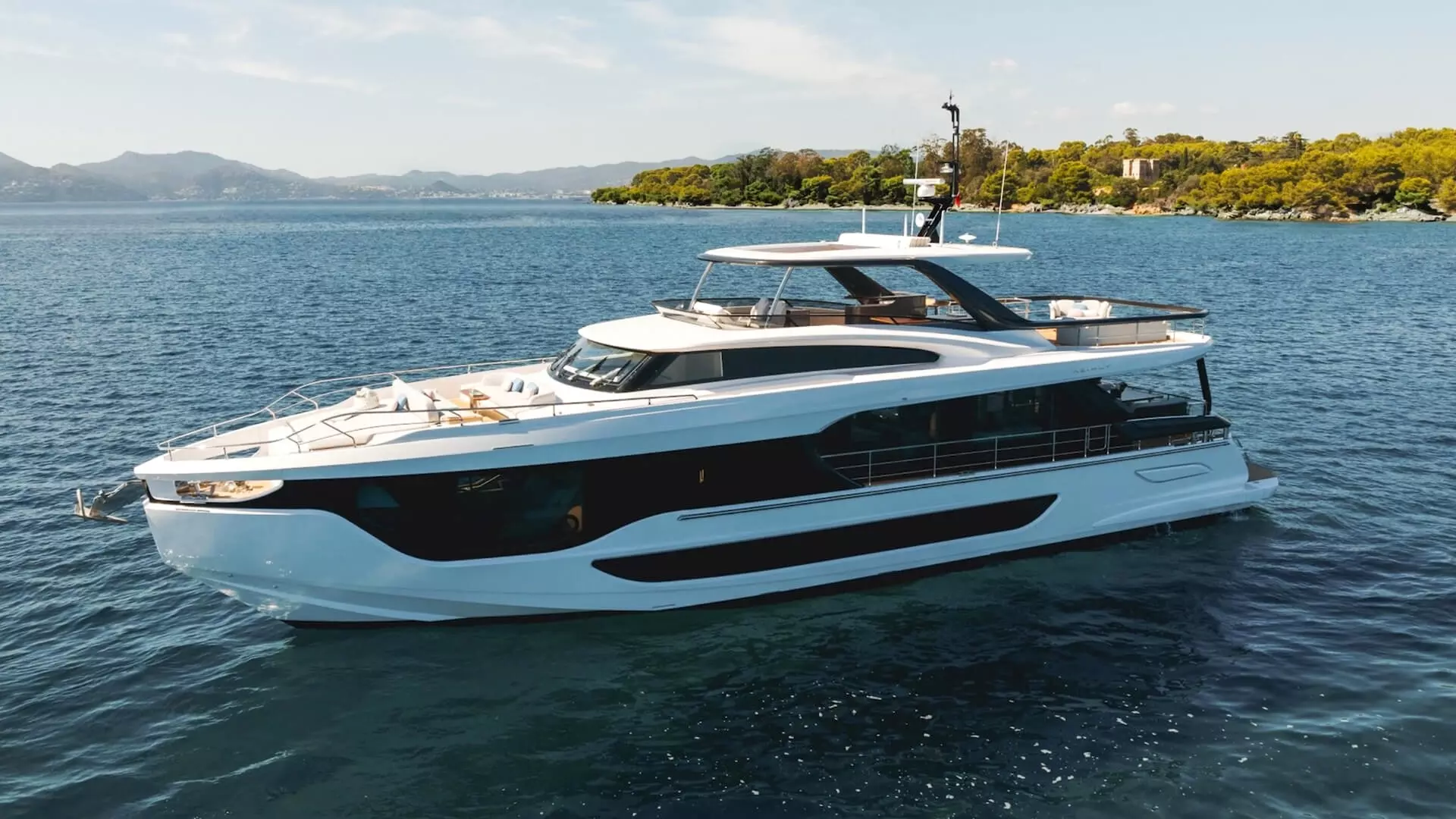 First Horizon by Azimut – Private Motor Yacht Charter in Tribunj