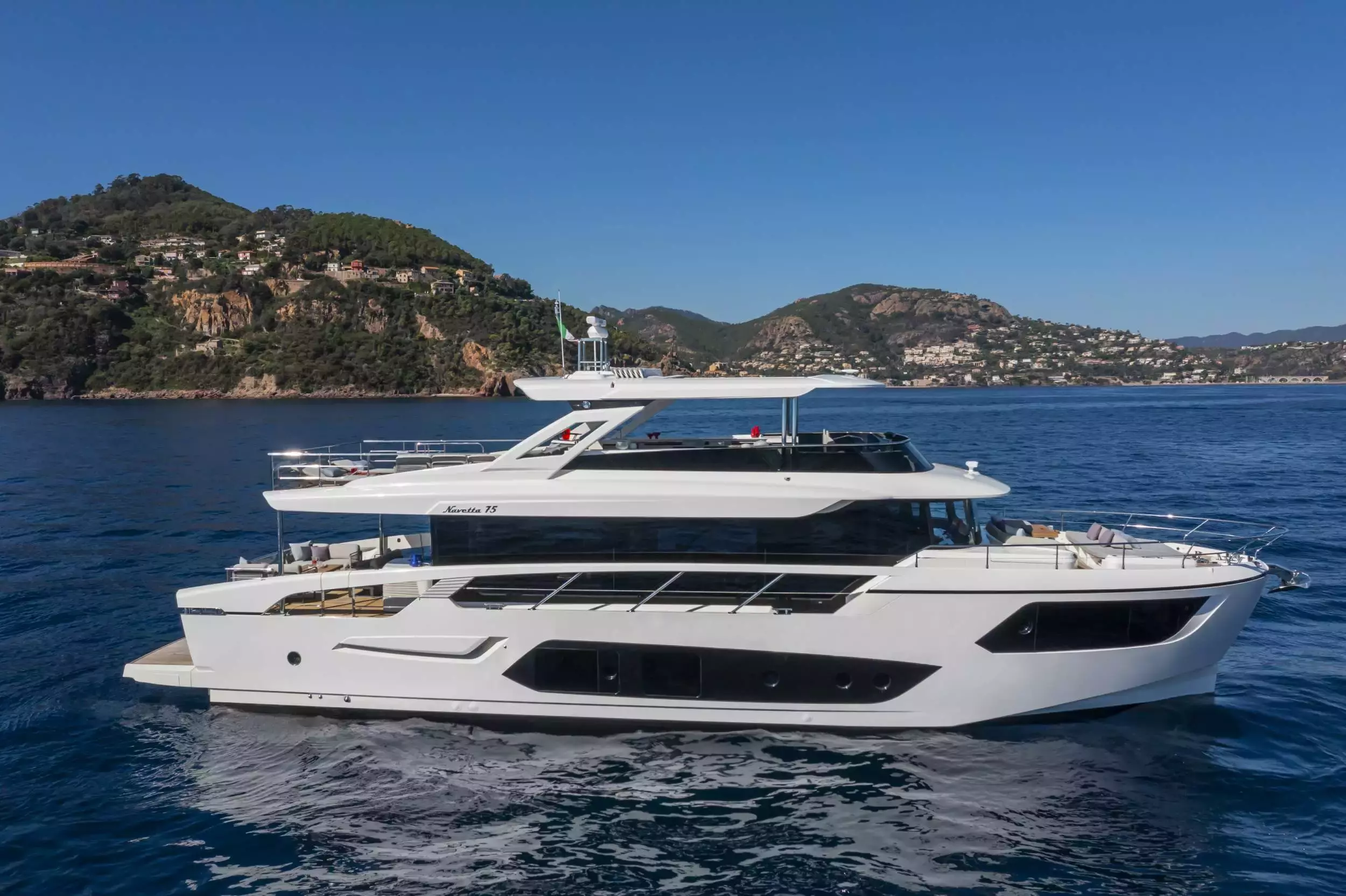 Azur by Absolute Yachts – Private Motor Yacht Charter in La Spezia