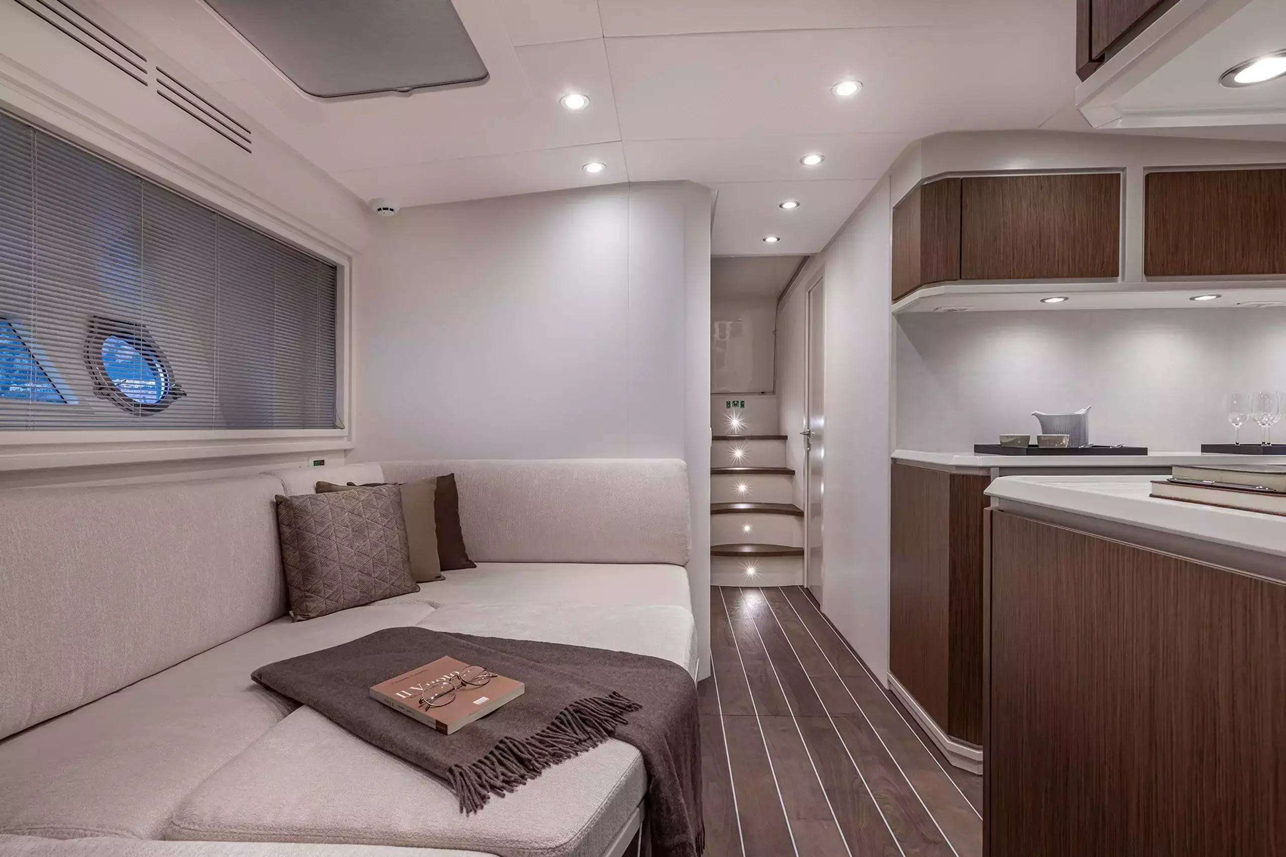 Spectre I by Itama – Private Power Boat Charter in Cannes